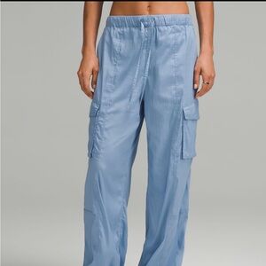 Lululemon Lightweight Adjustable Mid-Rise Cargo Pant